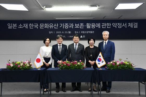 조선시대 왕실 사당 건축물로 추정되는 ‘관월당’이 일본으로 반출된 지 약 100년 만에 국내로 돌아왔다고 24일 국가유산청과 국외소재문화유산재단이 밝혔다. 사진은 6월23일 국립고궁박물관 강당에서 관월당’ 부재를 한국으로 정식 양도하는 기증약정서에 서명후 기념촬영하는 관계자들 모습. 사진 국가유산청