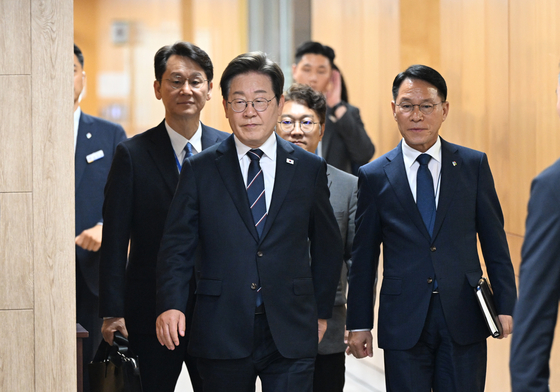 이재명 대통령이 23일 서울 용산 대통령실에서 열린 제1차 대통령 주재 수석.보좌관회의에 참석하고 있다. 김현동 기자