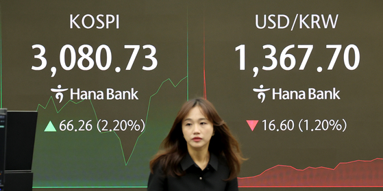 24일 오전 서울 중구 하나은행 딜링룸 전광판에 코스피 지수와 원달러 환율이 표시되고 있다.  이날 도널드 트럼프 미국 대통령이 이스라엘과 이란이 휴전에 합의했다고 밝히면서 코스피는 46.67p(1.55%) 오른 3061.14 출발, 2% 안팍의 상승을 보이고 있다. 뉴스1