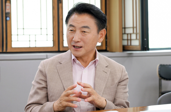 김동근 의정부시장은 지난 19일 의정부시청 시장실에서 취임 3주년을 맞아 중앙일보와 인터뷰를 갖고 “민선 8기 출범 직후부터 ‘기업유치와 양질의 일자리 창출’을 시정 최우선 과제로 정하고 곧바로 실행 중이다”라고 말했다. 사진 의정부시
