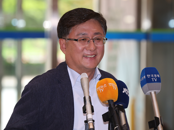 김성환 환경부 장관 후보자가 24일 오전 서울 영등포 이룸센터 내 청문회 준비 사무실로 출근하며 취재진 질문에 답하고 있다. 뉴스1