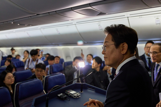 이재명 대통령이 16일(현지시간) 주요 7개국(G7) 정상회의 참석을 위해 캐나다 앨버타주 캘거리로 향하며 공군 1호기에서 기자간담회를 하고 있다. [사진공동취재단] 2025.06.16.