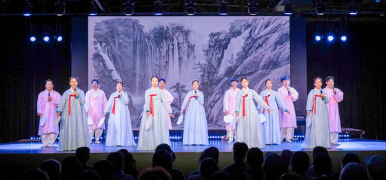 지난 23일 ‘2025 오사카엑스포’ 실내 페스티벌 스테이션에서 크라운해태제과 임직원들이 경기민요를 공연하고 있다. 사진 크라운해태제과