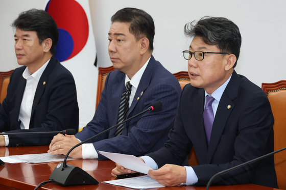 진성준 더불어민주당 정책위의장이 24일 오전 서울 여의도 국회에서 열린 원내대책회의에서 발언하고 있다. 뉴스1