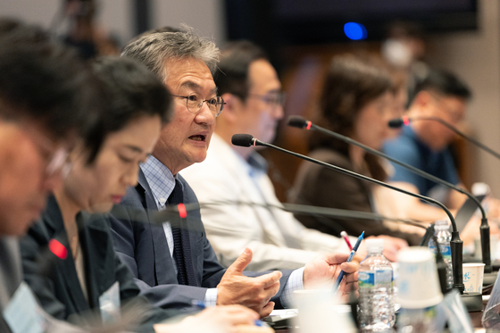 조셉 윤 주한 미국대사대리가 24일 오전 서울 중구 프레스센터에서 '한·미 외교 관계 전망과 과제'를 주제로 열린 한국언론진흥재단(KPF) 초청 세미나에서 모두발언하고 있다. 뉴스1
