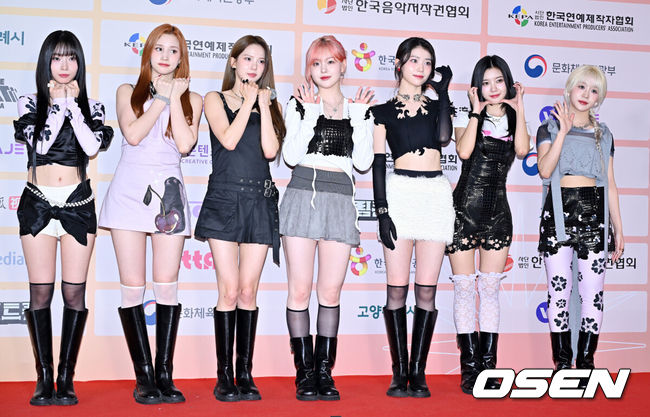 [OSEN=고양, 민경훈 기자] 19일 경기 고양시 고양종합운동장에서 ‘제30회 드림콘서트’가 진행됐다.‘드림콘서트’는 지난 1995년 시작 이후 매년 화려한 K팝 가수들이 참여한 행사로, 케이팝 역사의 한 축을 담당하고 있다.케플러가 포토타임을 갖고 있다. 2024.10.19 / rumi@osen.co.kr