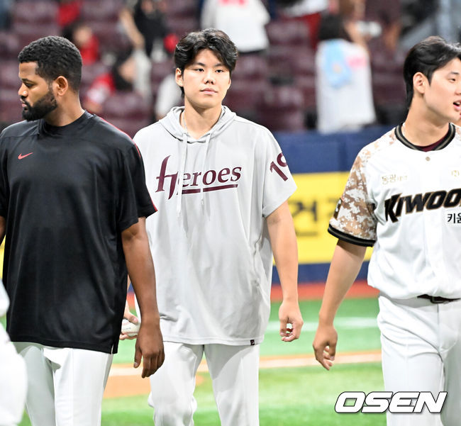 [OSEN=고척, 민경훈 기자] 24일 서울 고척스카이돔에서 ‘2025 신한 SOL Bank KBO리그’ 키움 히어로즈와 KIA 타이거즈의 경기가 열렸다.이 경기에서 키움은 KIA에 9-6으로 승리하며 7연승을 저지하고 2연패에서 탈출했다.선발투수 김윤하는 이날 개인 15연패 탈출에 도전했다. 4회까지는 승리요건을 갖추고 있었지만 5회 아웃카운트를 하나도 잡지 못하면서 승패없이 4이닝 7피안타(2피홈런) 5볼넷 6탈삼진 5실점을 기록했다. 연패 기록이 더 늘어나지는 않았지만 15연패를 끊지도 못했다. 경기를 마치고 키움 김윤하가 퇴장하고 있다. 2025.06.24 / rumi@osen.co.kr