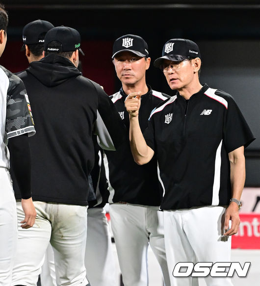 [OSEN=수원, 김성락 기자] 24일 오후 수원 KT위즈파크에서 2025 신한 SOL Bank KBO리그 KT 위즈와 LG 트윈스의 경기가 열렸다.이날 경기는 KT 위즈가 LG 트윈스를 상대로 5-0으로 승리했다.경기 종료 후 KT 이강철 감독, 헤이수스가 기쁨을 나누고 있다. 2025.06.24 / ksl0919@osen.co.kr