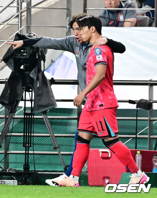 [OSEN=서울월드컵경기장, 지형준 기자] 대한민국 대표팀이 무려 15년 만에 패배 없이 최종예선을 마무리했다.홍명보 감독이 이끄는 대한민국축구 국가대표팀은 10일 서울월드컵경기장에서 열린2026 국제축구연맹(FIFA) 북중미 월드컵 아시아지역 최종예선 3차 예선 B조 10차전에서 쿠웨이트와 맞붙어 4-0으로 대승했다.이번 승리로 한국은 승점 22점(6승 4무)을 만들면서 패배 없이 최종예선을 마쳤다.후반 한국 홍명보 감독이 황희찬을 교체 투입하며 전술을 설명하고 있다. 2025.06.10 /jpnews@osen.co.kr