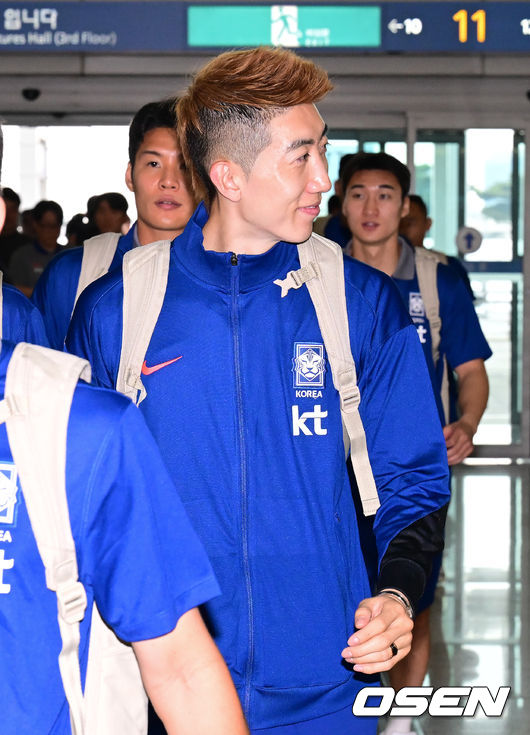 [OSEN=인천공항, 김성락 기자] 대한민국 축구 국가대표팀이 6일 오전 3시 15분(한국시간) 이라크와2026 국제축구연맹(FIFA) 북중미 월드컵 아시아 3차 예선 B조 경기를 치르기 위해 이라크 원정 출국길에 올랐다.한국은 B조에서 선두(4승 4무, 승점 16)를 달리고 있다. 2위는요르단(승점 13), 3위는 이라크(승점 12). 홍명보호는 남은 2경기에서 승점 1만 추가하면 11회 연속 본선 진출을 확정한다.축구대표팀 조현우가 취재진의 질문에 대답하고 있다. 2025.06.02 / ksl0919@osen.co.kr