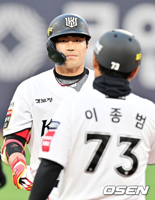 [OSEN=수원, 민경훈 기자] 3일 오후 수원 KT위즈파크에서 ‘2025 신한 SOL Bank KBO리그’ KT 위즈와 키움 히어로즈의 경기가 열렸다.홈팀 KT는 오원석, 원정팀 키움은 하영민을 선발로 내세웠다.5회말 1사 주자 만루 천성호가 좌익수 왼쪽 2타점 적시 2루타를 때린 후 2루에서 기뻐하고 있다. 2025.05.03 / rumi@osen.co.kr