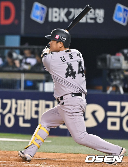 [OSEN=잠실, 박준형 기자] 29일 오후 서울 잠실구장에서 ‘2024 신한 SOL BANK KBO리그’ 두산 베어스와 KT 위즈의 경기가 진행됐다.이날 두산은 최준호를 KT는 원상현을 선발투수로 내세웠다.9회초 1사 2,3루 KT 김준태가 2타점 적시 2루타를 날리고 있다. 2024.05.29 