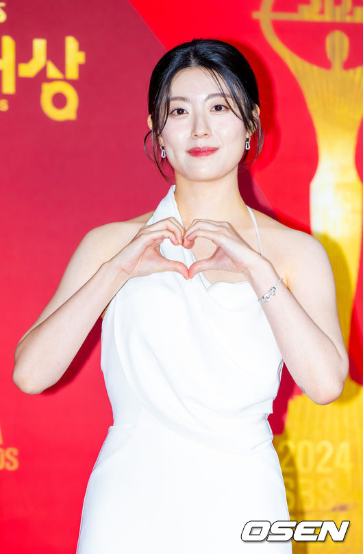 [OSEN=민경훈 기자] 21일 오후 서울시 마포구 상암동 SBS 프리즘타워에서 'SBS 2024 연기대상' 레드카펫 행사가 진행됐다.신동엽, 김혜윤, 김지연 3MC가 진행하는 'SBS 2024 연기대상'은 레드카펫 행사 후 오후 8시 35분부터 생중계 된다.배우 남지현이 입장하며 포즈를 취하고 있다. 2024.12.21 / rumi@osen.co.kr