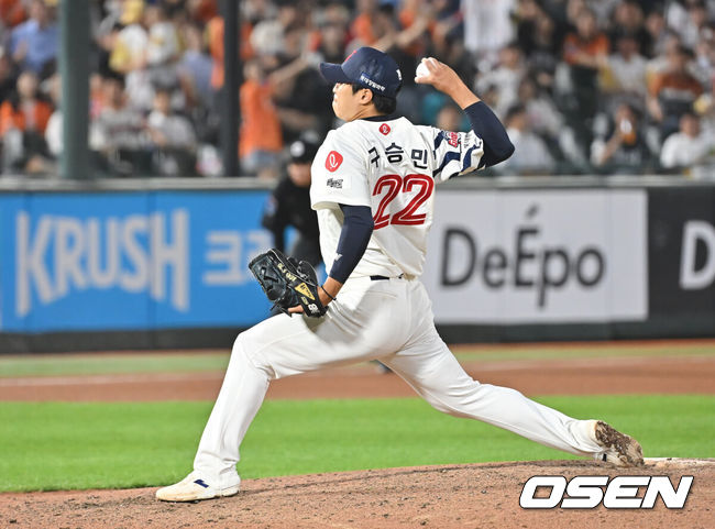 [OSEN=부산, 이석우 기자] 17일 부산 사직야구장에서 2025 신한 SOL 뱅크 KBO 리그 롯데 자이언츠와 한화 이글스의 경기가 열렸다. 홈팀 롯데는 데이비슨이, 방문팀 한화는 와이스가 선발 출전했다.롯데 자이언츠 구승민이 역투하고 있다. 2025.06.17 / foto0307@osen.co.kr