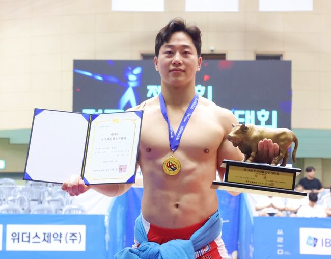 정민궁은 24일 충북제천시 제천체육관에서 열린 ‘제79회 전국씨름선수권대회’ 선수권부에서 청장급(85kg 이하) 우승을 차지해 이번 대회 2관왕(선수권부 개인전·남자일반부 개인전)에 올랐다. / 대한씨름협회