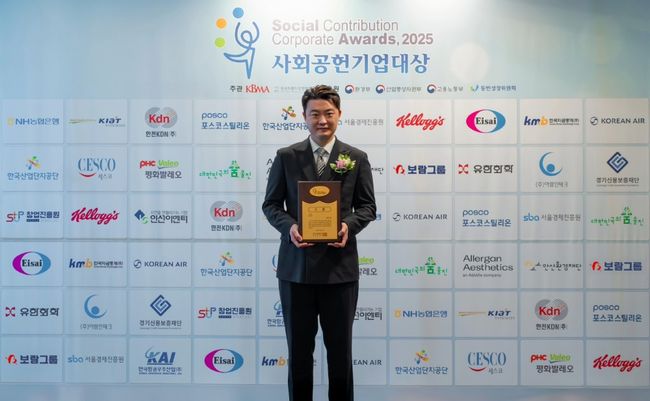 최요한 보람그룹 상무가2025사회공헌기업대상 시상식에서기념촬영을 하는 모습. / 사진제공=보람그룹