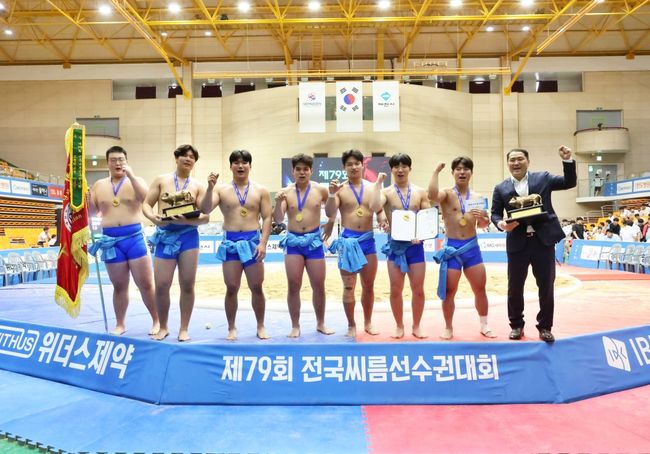 25일 충북 제천시 제천체육관에서 열린 ‘제79회 전국씨름선수권대회’ 고등부 단체전 결승에서 마산용마고는 공주생명과학고를 상대로 압도적인 경기력을 펼치며 4-1로 우승을 거머쥐었다. / 대한씨름협회