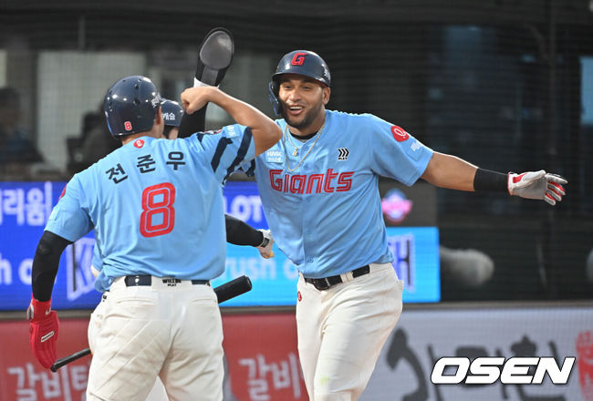 [OSEN=부산, 이석우 기자] 22일 부산 사직야구장에서 2025 신한 SOL 뱅크 KBO 리그 롯데 자이언츠와 삼성 라이온즈의 경기가 열렸다. 홈팀 롯데는 박세웅이, 방문팀 삼성은 원태인이 선발 출전했다.롯데 자이언츠 레이예스가 7회말 1사 만루 김민성의 역전 3타점 2루타때 홈인한 전준우와 기쁨을 나누고 있다. 2025.06.22 / foto0307@osen.co.kr