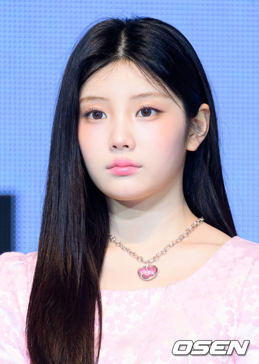 [OSEN=이대선 기자] 16일 오후 서울 광진구 예스24 라이브홀에서 그룹 아일릿(ILLIT) 미니 3집 ‘bomb’ 쇼케이스가 열렸다.'bomb'은 '나'의 감정에 충실했던 지난 두 앨범에서 더 나아가 '너'와의 본격적인 상호작용이 시작되는 앨범이다.아일릿은 미니 3집에서 마법 소녀로 변신해 무한 긍정 에너지를 전한다.아일릿 원희가 취재진의 질문을 듣고 있다. 2025.06.16 /sunday@osen.co.kr