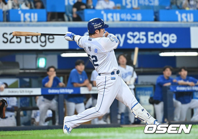 [OSEN=대구, 이석우 기자] 25일 대구삼성라이온즈파크에서 2025 신한 SOL 뱅크 KBO 리그 삼성 라이온즈와 한화 이글스의 경기가 열렸다. 홈팀 삼성은 후라도가, 방문팀 한화는 와이스가 선발 출전했다. 삼성 라이온즈 박병호가 힘찬 타격을 하고 있다. 2025.06.25 / foto0307@osen.co.kr