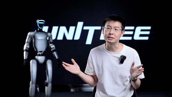 6월 19일 신화통신과 인터뷰를 진행하는 중국 로봇기업 위수(宇樹)테크(Unitree Robotics) 창업자 왕싱싱(王興興)의 영상 캡쳐 화면. 신화통신