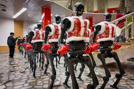 2025 춘완(春晚, 춘절 특집 프로그램) 백스테이지에 등장한 위수(宇樹)테크(Unitree Robotics)의 휴머노이드 로봇. 신화통신