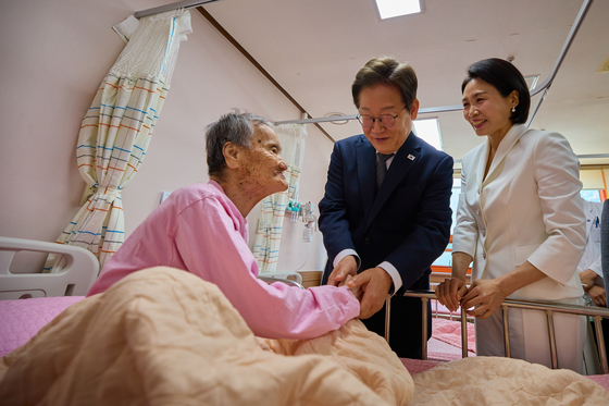 이재명 대통령과 부인 김혜경 여사가 25일 전남 고흥군 국립소록도병원을 찾아 한센인들과 인사를 나누고 있다. 사진 대통령실