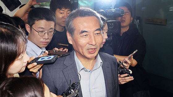  윤석열 전 대통령의 부인 김건희 여사 의혹 관련 사건 수사를 맡은 민중기 특별검사가 24일 오전 서울 서초구 사무실로 들어서며 취재진 질문에 답하고 있다. 뉴스1