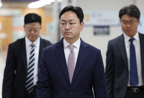 김형수 특검보(가운데)가 25일 서울 서초구 서울중앙지방법원에서 열린 김용현 전 국방부 장관에 대한 구속영장 심문에 출석하기 위해 법정으로 향하고 있다. 연합뉴스
