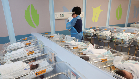 경기도 고양시 CHA의과학대학교 일산차병원 신생아실에서 간호사가 신생아들을 돌보고 있다. 있다. 뉴시스
