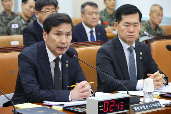 김선호 국방부 장관 직무대행이 25일 오후 서울 여의도 국회에서 열린 국방위원회 전체회의에 출석해 의원 질의에 답하고 있다. 뉴스1