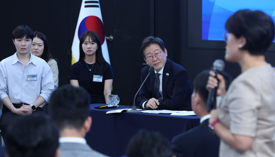 이재명 대통령이 25일 광주시 동구 국립아시아문화전당에서 열린 호남 지역발전을 위한 간담회에서 참석자들의 질문을 경청하고 있다. 대통령실사진기자단 