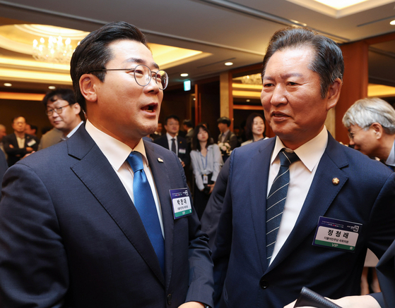 더불어민주당 당 대표에 출마한 정청래 의원과 박찬대 의원이 25일 서울 중구 롯데호텔에서 열린 '2025 경향포럼'에서 내빈들과 인사하고 있다. 국회사진기자단