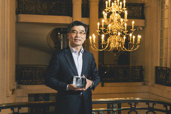 송호성 기아 사장이 영국 자동차 전문지 오토카가 주관하는 '2025 오토카 어워즈(2025 Autocar Awards)'에서 '이시고니스 트로피'를 수상했다고 25일 밝혔다.   송호성 기아 사장이 '이시고니스 트로피'를 들고 기념 촬영하고 있다. 사진 기아