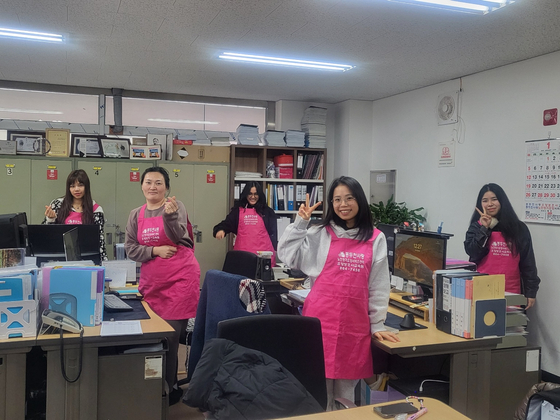 경기도 양주시 서정대 유학생들이 요양보호사 교육 일정의 일환으로 요양원에 실습을 나갔다. 오른쪽 둘째가 베트남 요양보호사 후엔. [사진 서정대] 