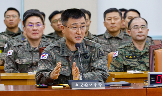 계엄사령관을 지낸 박안수 전 육군참모총장. 두번째줄 왼쪽부터 이진우 전 수도방위사령관, 곽종근 전 육군특전사령관. 뉴스1