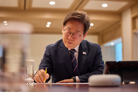 이재명 대통령이 23일 서울 용산구 대통령실 청사 집무실에서 프라보워 수비안토 인도네시아 대통령과 블루투스 스피커로 전화 통화를 하고 있다. 사진 대통령실 