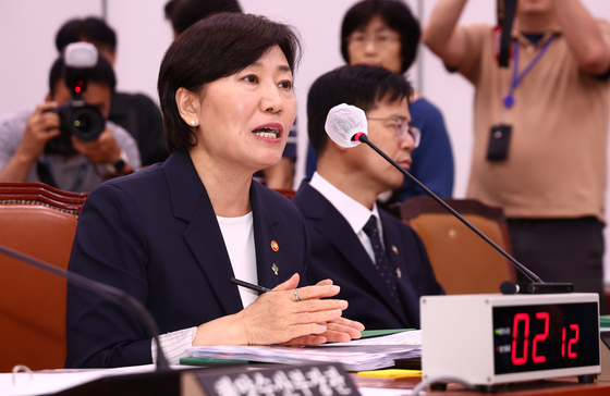 송미령 농림축산식품부 장관이 25일 오후 서울 여의도 국회에서 열린 농림축산식품해양수산위원회 전체회의에서 자신의 유임에 관한 입장을 밝히고 있다. 뉴스1