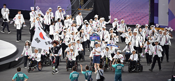 지난해 8월 28일(현지시간) 프랑스 파리 콩코드 광장에서 열린 2024 파리 패럴림픽 개막식에서 기수 최용범(카누)을 선두로 대한민국 선수단이 입장하고 있다. 뉴스1