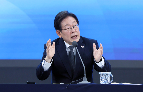 이재명 대통령이 25일 광주시 동구 국립아시아문화전당에서 열린 광주 군공항 이전 관련 간담회에서 참석자들의 질문에 답하고 있다. 대통령실사진기자단