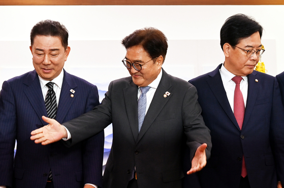 우원식 국회의장이 24일 오전 서울 여의도 국회에서 김병기 더불어민주당 당대표 직무대행 겸 원내대표와 송언석 국민의힘 원내대표와 대화하기에 앞서 기념사진을 찍은 뒤 자리로 돌아가고 있다. 김성룡 기자. 2025.06.24.