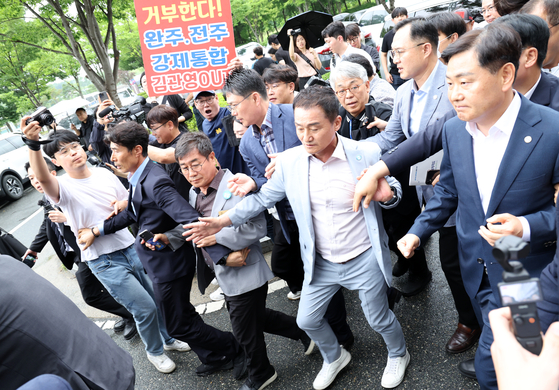 김관영 전북특별자치도지사가 25일 전북 완주군 완주군청을 방문한 가운데 완주-전주 통합 관련 군민과의 대화가 파행되자 발걸음을 돌리고 있다. 뉴스1