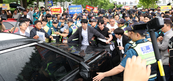 김관영 전북지사가 25일 완주군 완주군청을 방문한 가운데 완주-전주 통합을 반대하는 완주군민들이 김관영 도지사의 차량 앞을 막고 있다. 뉴스1