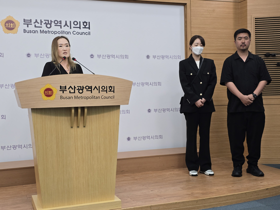 부산 A고 학부모회가 24일 오후 2시 부산시의회 브리핑룸에서 기자회견을 하고 있다. 이은지 기자