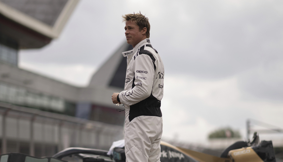 ‘F1:더 무비’의 제작자이자 주연 배우로 출연한 브래드 피트. 잘 관리된 몸과 부드러운 미소 등 매력이 여전하다. [사진 워너브러더스 코리아]
