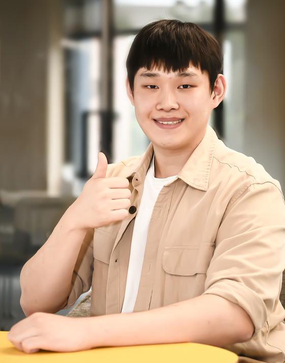 영진전문대 반도체전자계열 2학년 재학 중 대기업체에 조기 취업한 류재형 씨가 취업 소감을 밝히며 포즈를 취한 모습.
