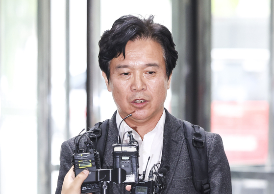 김영훈 고용노동부 장관 후보자가 24일 서울 중구 서울지방고용노동청에 마련된 인사청문회 준비 사무실로 출근하며 취재진의 질문에 답하고 있다. 뉴시스