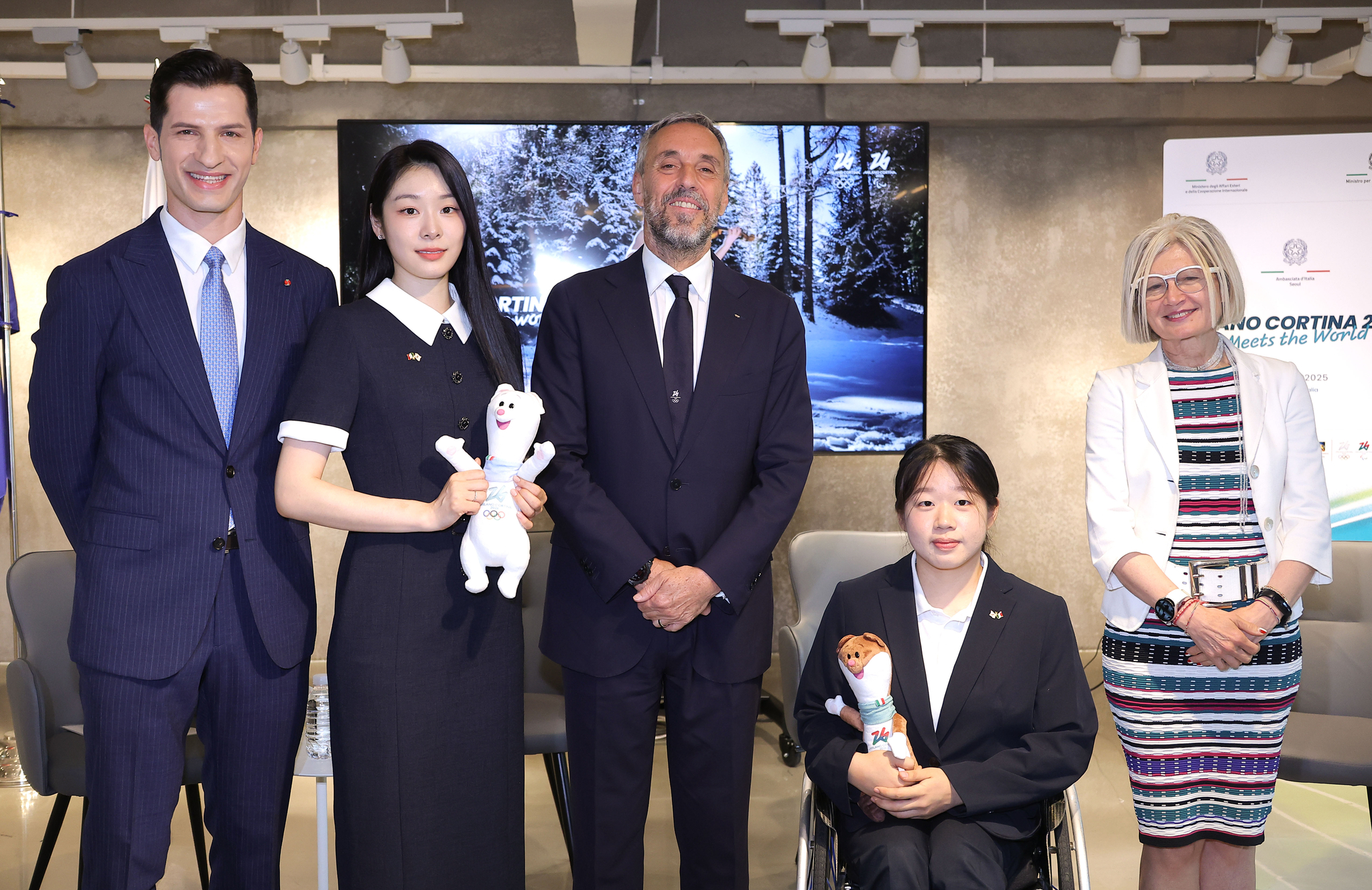 25일 서울 강남구 가로수길 하이스트리트이탈리아에서 열린 2026 밀라노·코르티나담페초 동계 올림픽 및 패럴림픽 공식 설명회에서 방송인 알베르토 몬디(왼쪽부터), 김연아, 안드레아 바르니에르 동계 올림픽 조직위원회 CEO, 노르딕스키 김윤지 선수, 에밀리아 가토 주한 이탈리아 대사가 기념촬영을 하고 있다. [연합뉴스]