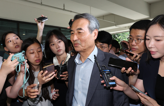 민중기 특별검사가 24일 오전 서울 서초구 사무실로 출근하며 취재진의 질문을 받고 있다. [뉴시스]