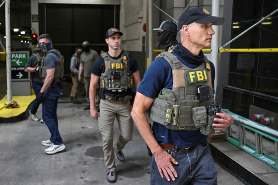 미 연방수사국(FBI) 요원들이 지난 16일(현지시간) 미국 일리노이주 시카고에서 연방 이민 단속을 진행하고 있다. 로이터=연합뉴스 